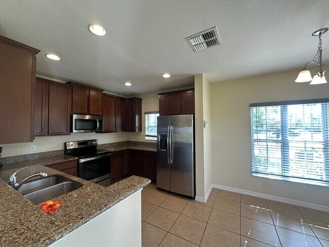 Building Photo - 172 Primrose Dr