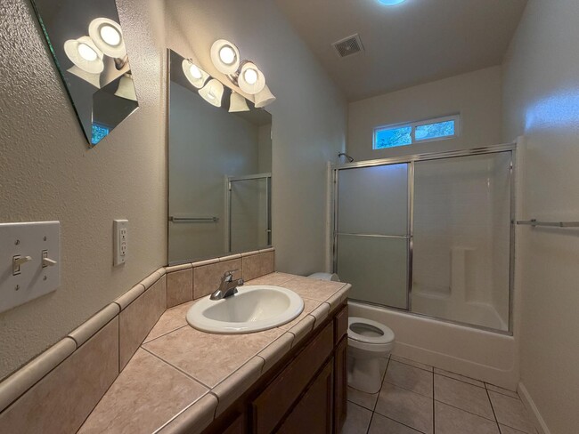 Building Photo - 4723 W Clinton Ave