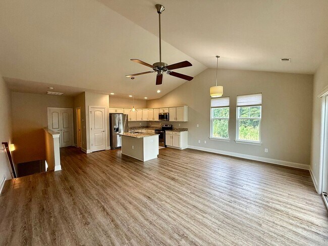 Building Photo - Modern 3 Bed/3 Bath End Unit Townhome - Close to Everything - GREAT PRICE!