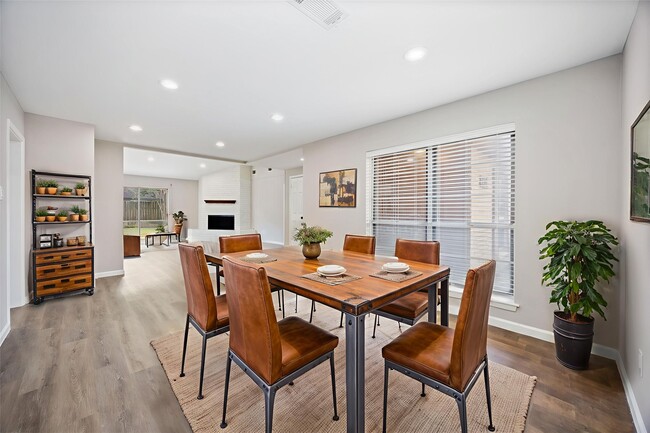 Building Photo - 8826 Tanager St