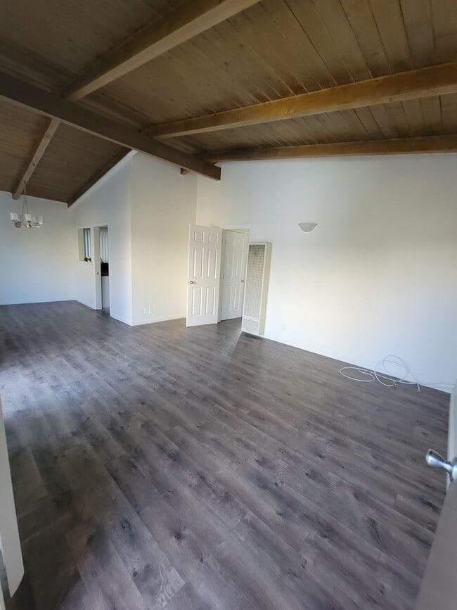 Building Photo - 639 Howland Dr