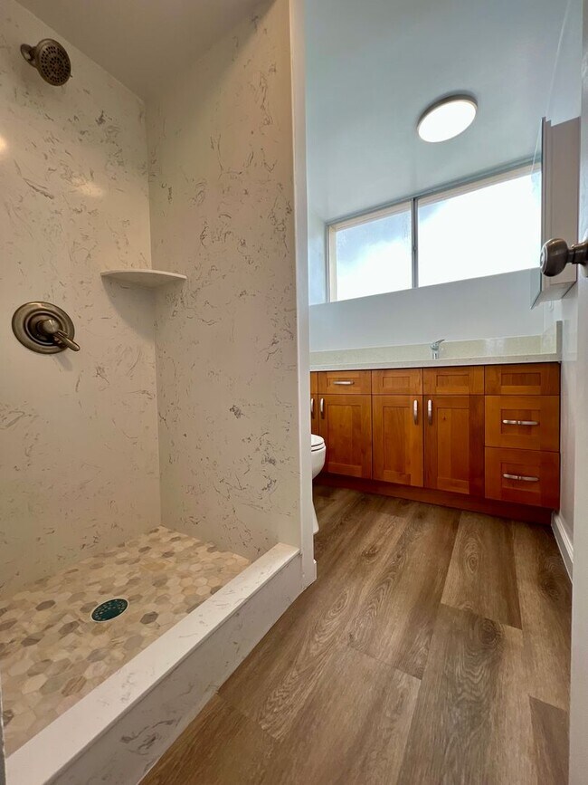 Building Photo - Spacious and Renovated Unit--2Bedrooms, 2B...