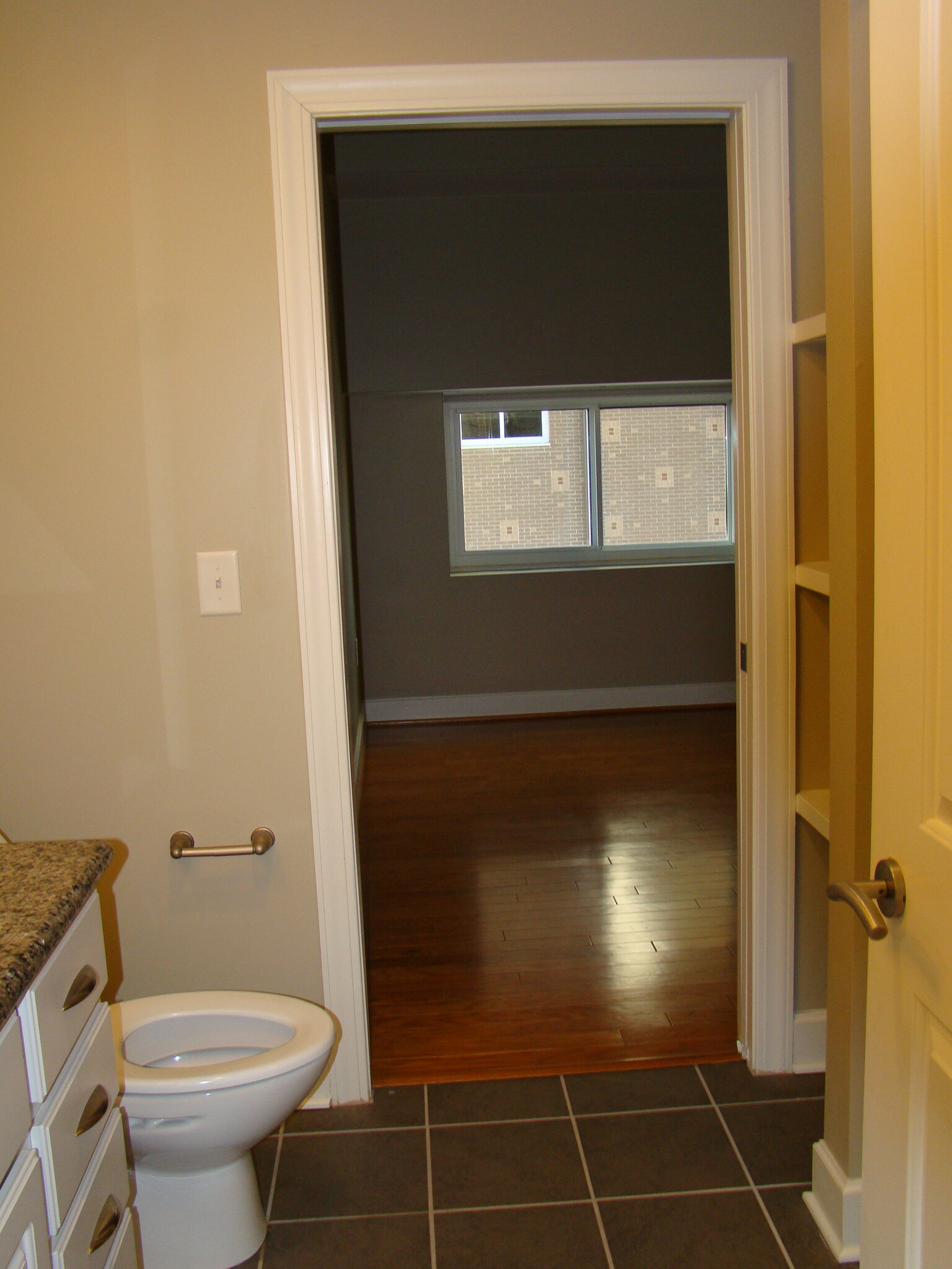 Ensuite bath for BR 2 - 3202 Environ Way