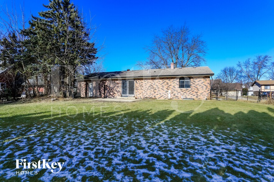 Building Photo - 915 Camelot Dr