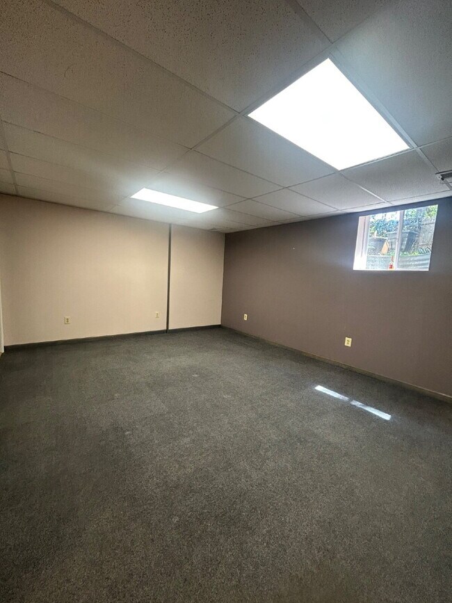 Building Photo - Spacious 3-Bedroom Townhome with Finished Basement in Warrenton, Virginia offering Prime Commuter...