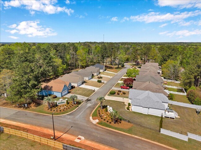 Building Photo - Country Club Living