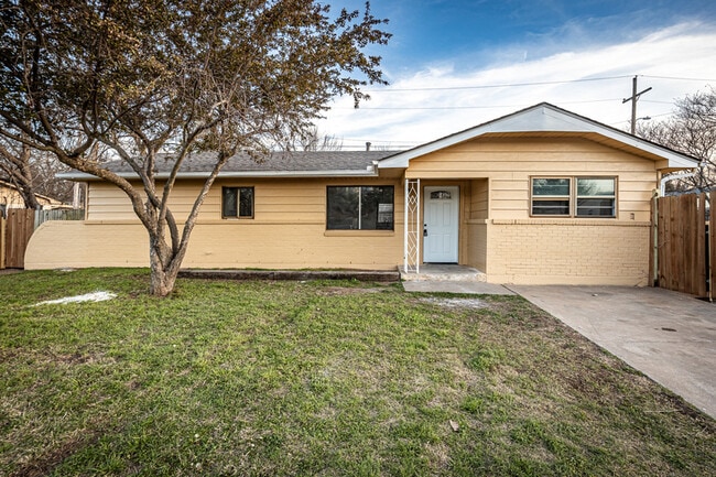 Building Photo - 508 NW Woodridge Dr