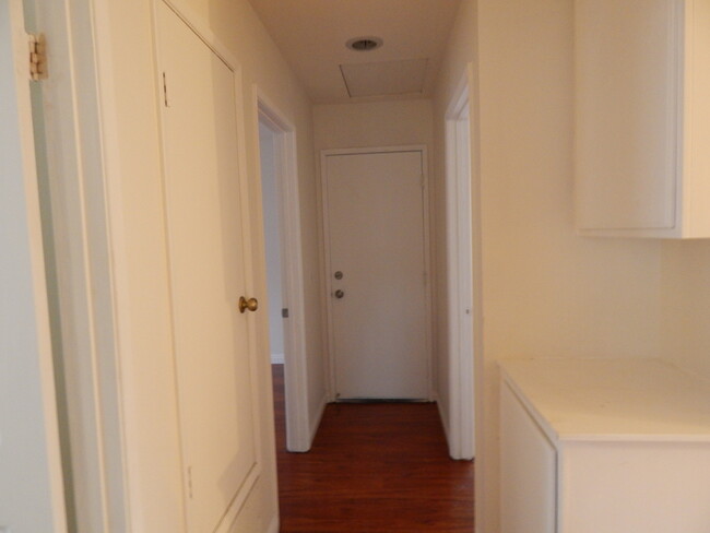 Building Photo - Adorable 3BR 1.75 BA House Available March!