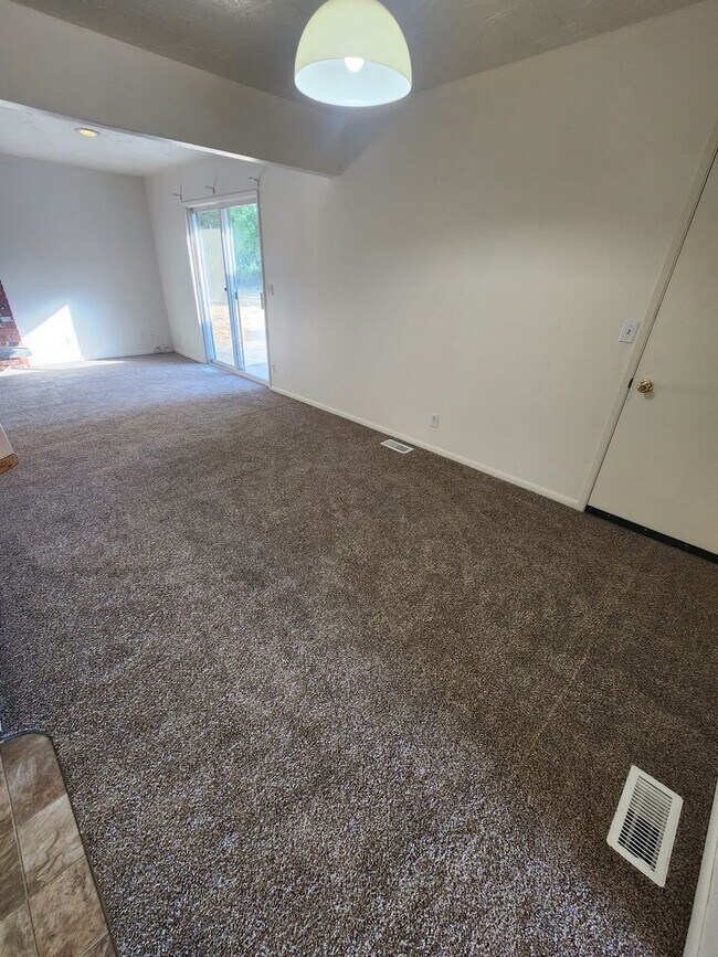 Building Photo - SINGLE FAMILY HOME ON HILLCREST (APP#72)