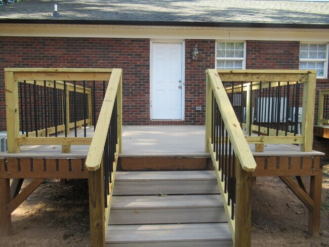 Building Photo - 800 Horseshoe Lake Rd