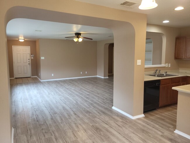 Building Photo - Well Maintained Corner Lot Property Ready ...