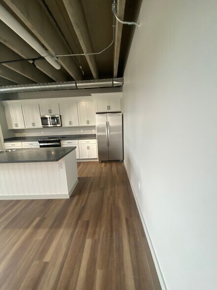 Building Photo - 19 E Race St
