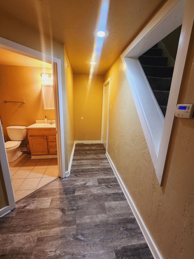 Building Photo - 2 Bed 1 Bath Townhouse for Rent in Lawrenc...