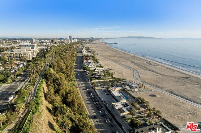 Building Photo - 202 San Vicente Blvd