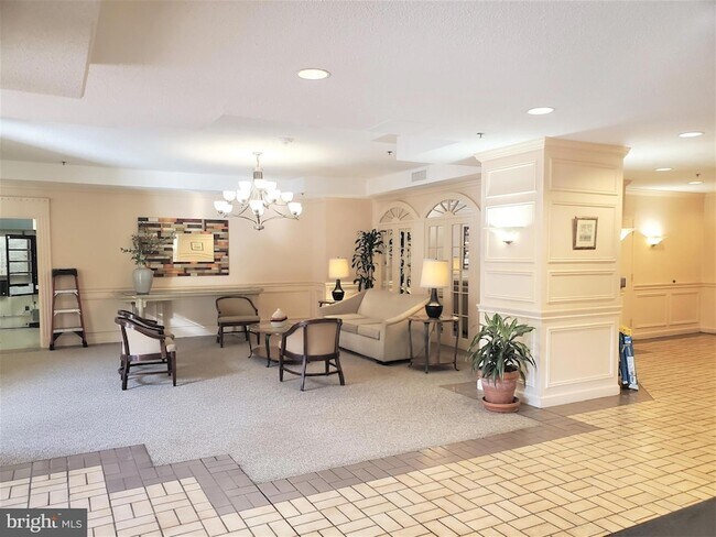 Building Photo - 15100 Interlachen Dr