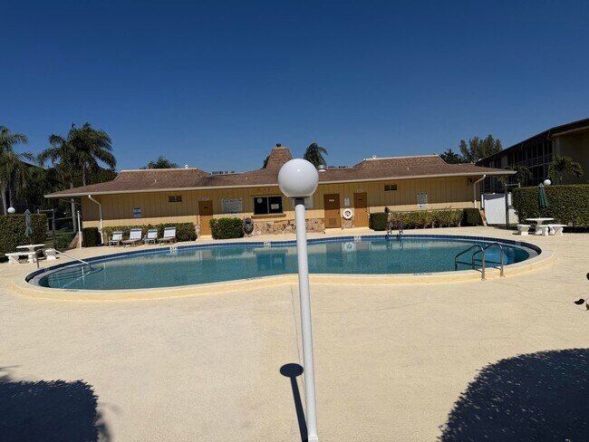 Building Photo - 600 Village Green Ct