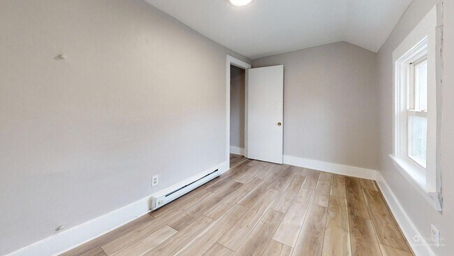 Building Photo - 1031 W.9th St.