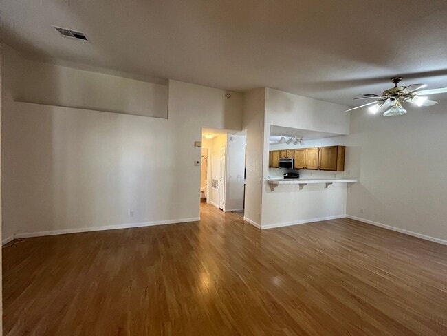 Building Photo - Fantastic 2 Bedroom Condo with Attached Garage