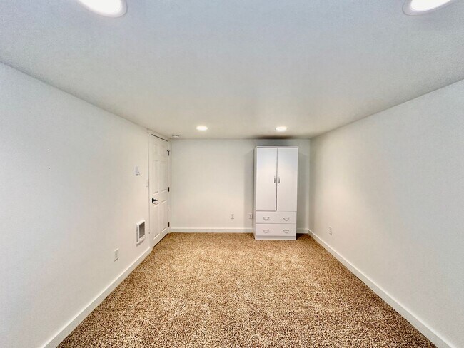 Building Photo - 607 N Ruby St