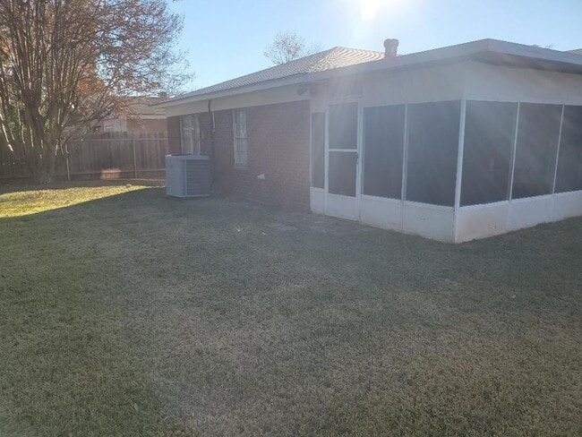 Building Photo - House for Lease -2505 Douglas