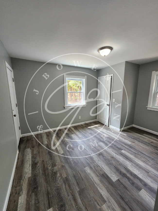 Building Photo - Charming 3-Bedroom brand new inside!  Coun...