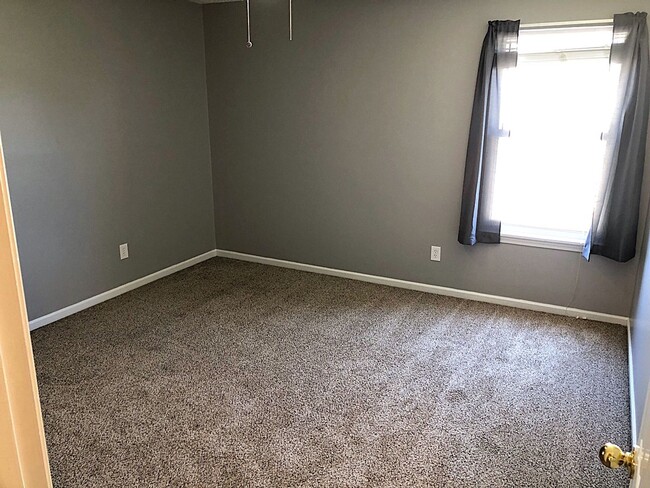 Building Photo - COMING SOON!! 5 Bed, 3.5 Bath, Pet Friendly!!