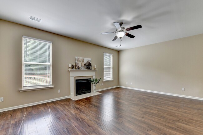 Building Photo - 707 Sand Ln SE