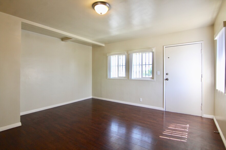 Building Photo - 3345 Del Mar Ave
