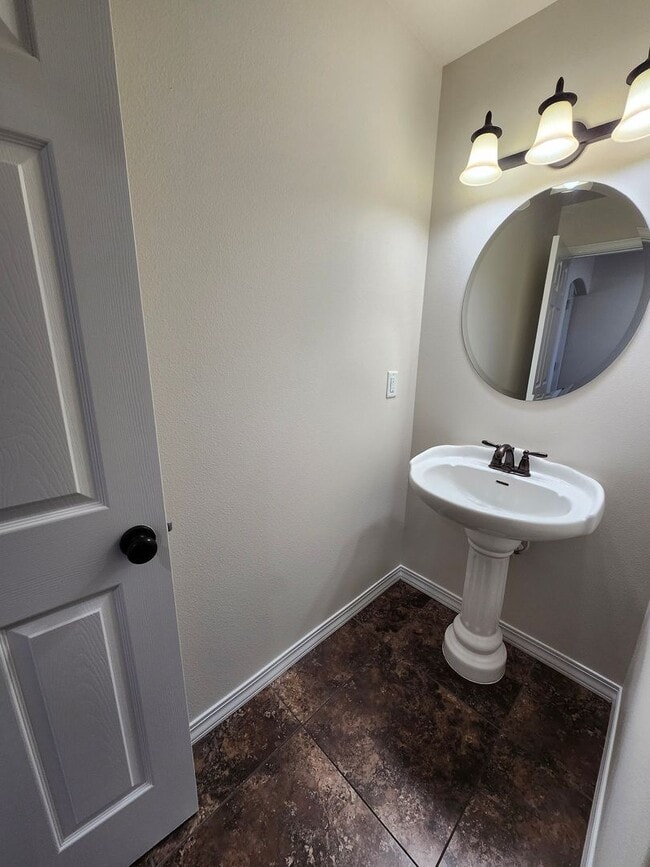 Building Photo - $700 Move-in Special! Beautiful South Richland 3 bed, 2.5 ba + Bonus Room