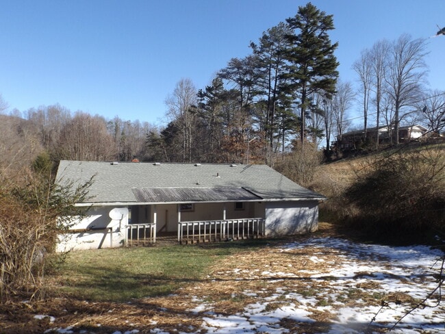 Building Photo - Great 2 Bedroom House in Dillsboro near the River $1400 available June 5th for year-long lease