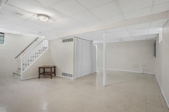 Building Photo - 423 S Maple Ave