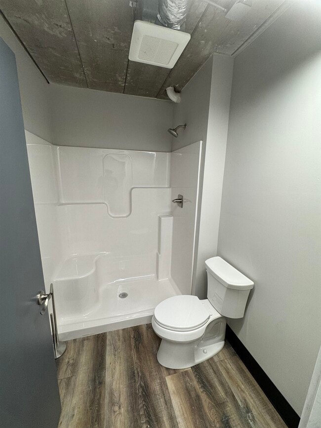 Building Photo - 824 W 8th St