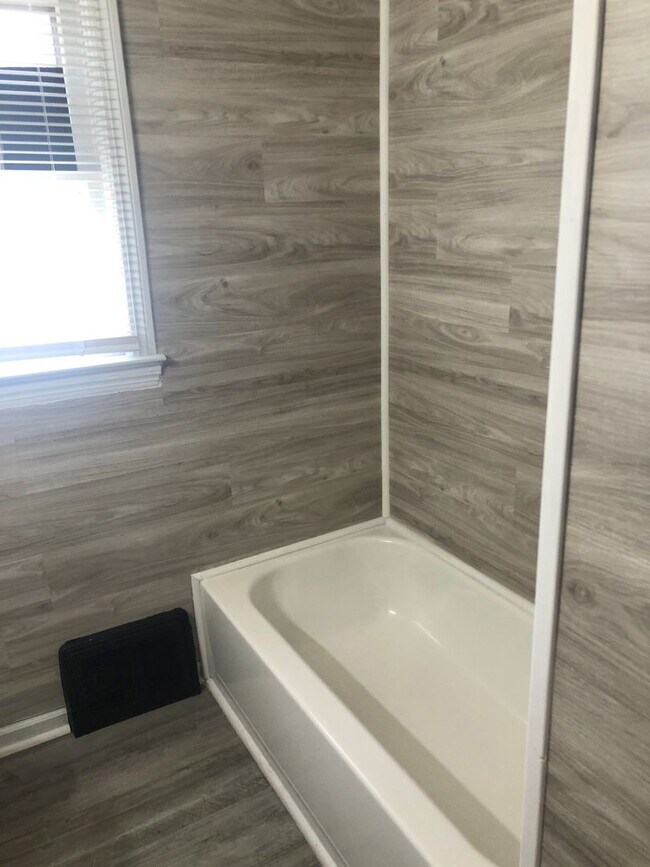 Building Photo - 3 Bedroom Canton Home