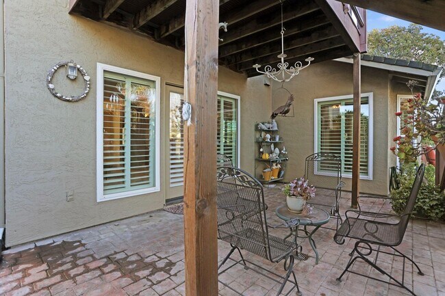 Building Photo - 7273 Shoreline Dr