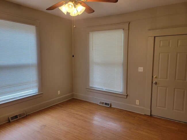 Building Photo - 2 Bedroom 1 Bath House $895!