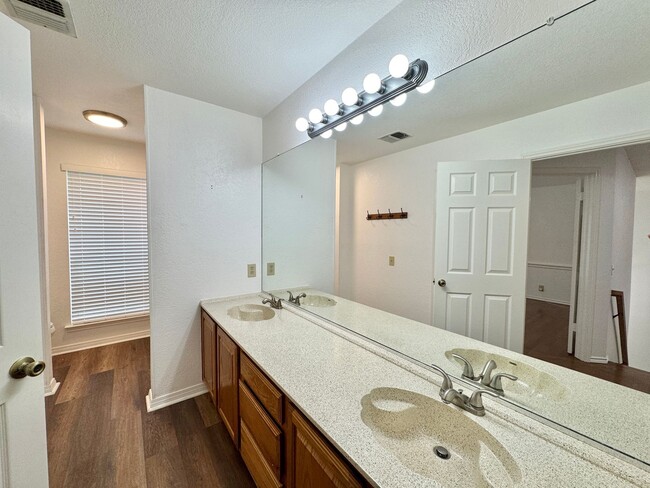 Building Photo - Big 4 Bedroom Home in Stone Oak!