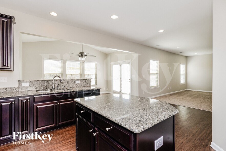 Building Photo - 825 Wingthorn Rose Dr