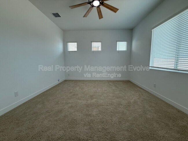 Building Photo - 8723 W Vista Ave