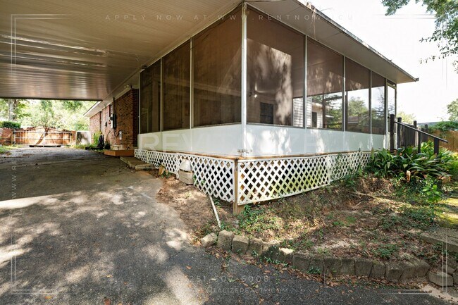 Building Photo - 3/2 Brick Home with Sunroom, Deck, and Car...