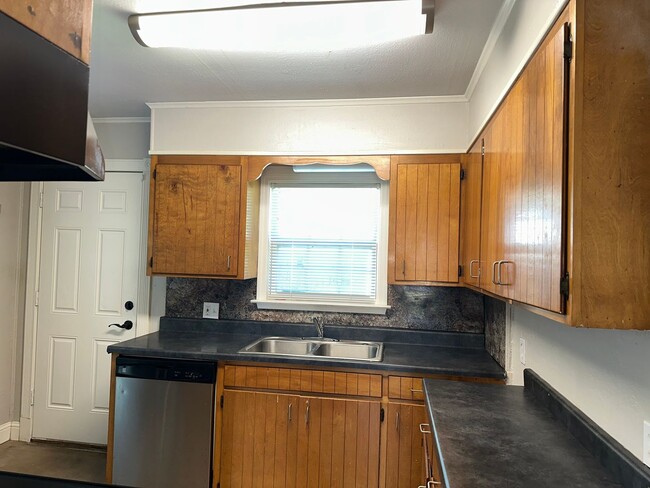 Building Photo - 2 Bed, 1 Bath, PNGISD!