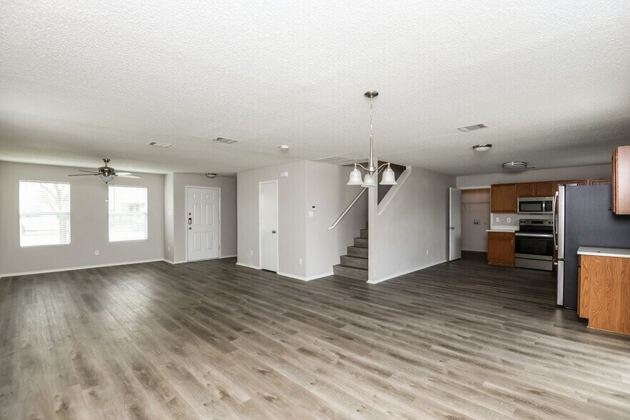 Building Photo - 907 Blue Sky Dr