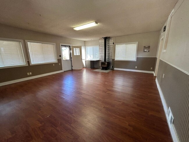 Building Photo - 3 Bedroom 1 Bath Large House with Garage & Many Amenities