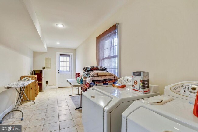 Building Photo - Renovated 6 bedroom/3.5 bath home in Winston Churchill school district.