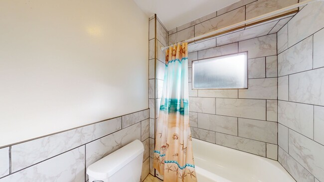 Building Photo - Charming Two Bedroom In the Heart of Downtown Kent !