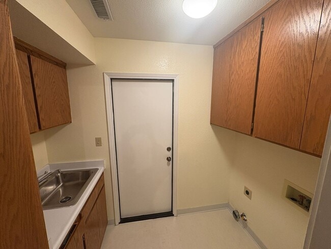 Building Photo - Charming 3 bedroom 2bath home available now!