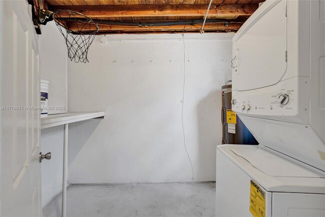 Building Photo - 924 N 30th Rd