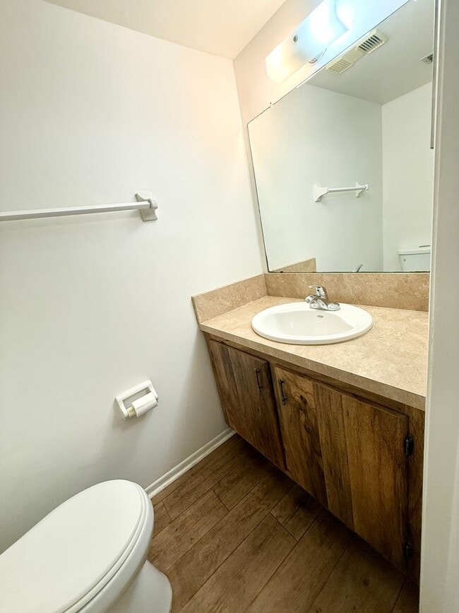 Building Photo - Serene Living at Townhomes of Lake Seminole 2/1.5 - 2 story condo