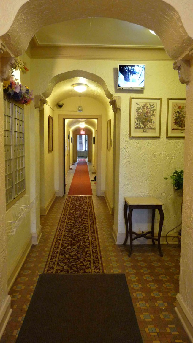 Primary Photo - Evelyn Apartments