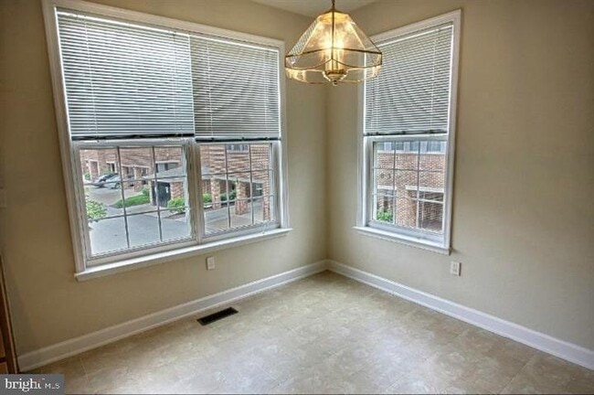 Building Photo - 903 Crestfield Dr