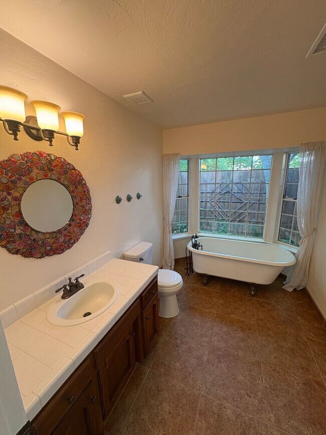 Building Photo - NW Visalia Home coming soon!